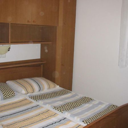 Apartmani Manuela Lopar Bilik gambar